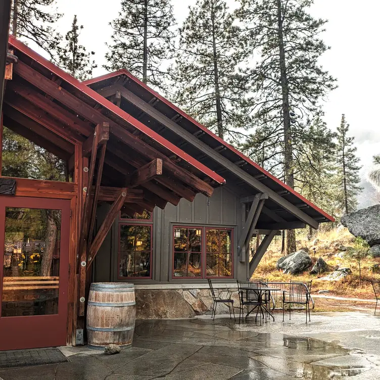 Entrance to Kingfisher Restaurant &amp; Magpie's Bar - Kingfisher Restaurant & Wine Bar at Sleeping Lady WA Leavenworth