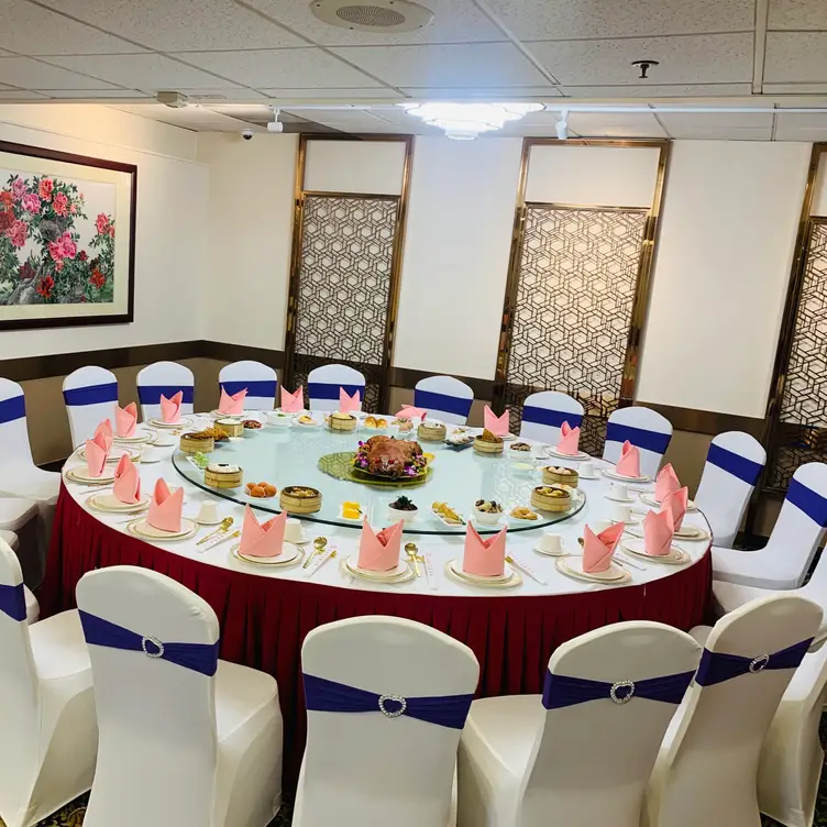 全豬宴，大枱可以就座20人 - Peony Seafood Restaurant，CAOakland