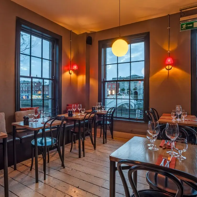 Riverrun room overlooking the Ha'penny Bridge - The Woollen Mills Co. Dublin Dublin