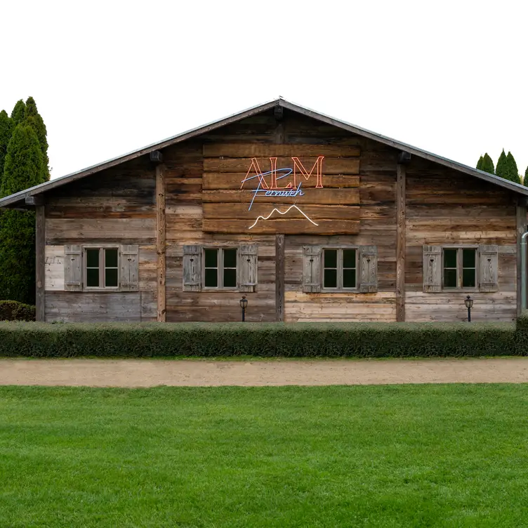 Die Alm-Fernweh in der hügligen Landschaft des GC - Alm Fernweh，HEGroß-Zimmern