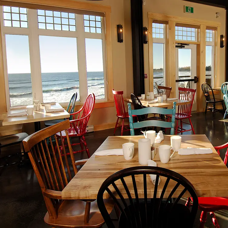 Year-round dining with ocean views in Nova Scotia - Elliot's Dining, Hunts Point, NS