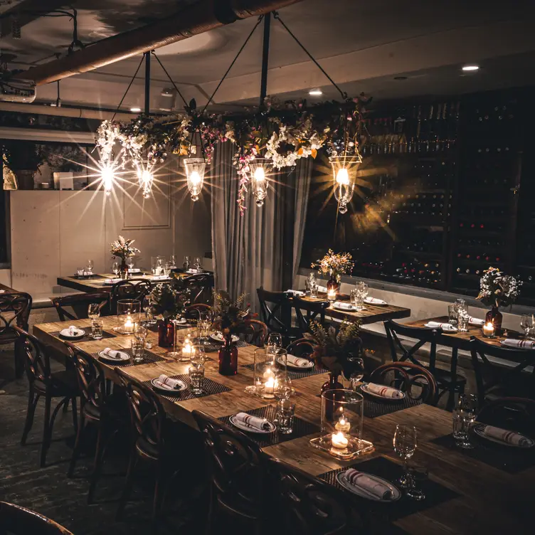 Mediterranean Dining, Wine Cellar, Large Groups. - Medi Wine Bar & Restaurant，NYNew York