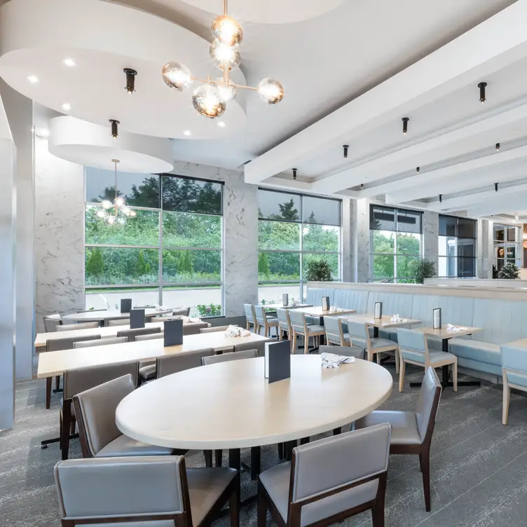 Newly Renovated Space - Moxies - Dixon Road，ONEtobicoke