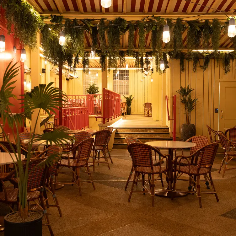 Our heated courtyard with a retractable roof - Old Fashioned Sam’s，County DublinDublin 2