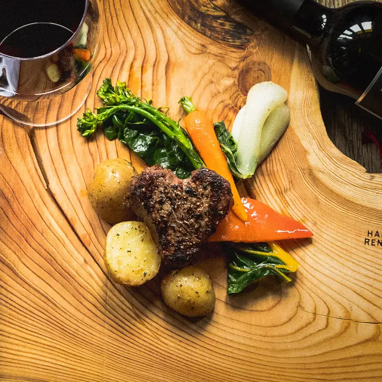 Louie's Steakhouse and wine bar - Nelson BC - Louie's Steakhouse & Lounge，BCNelson