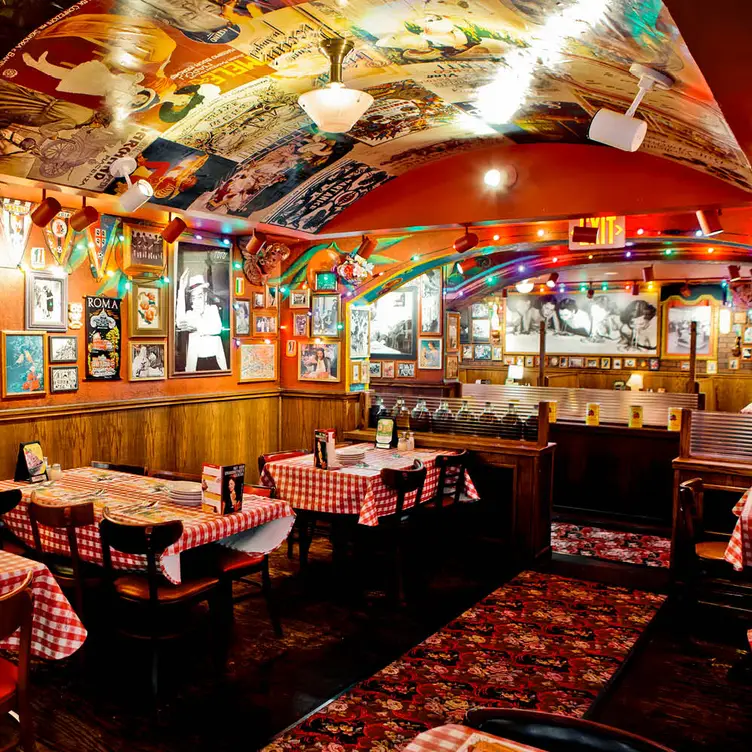 Family-style Italian Restaurant - Buca di Beppo - Maple Grove，MNMaple Grove