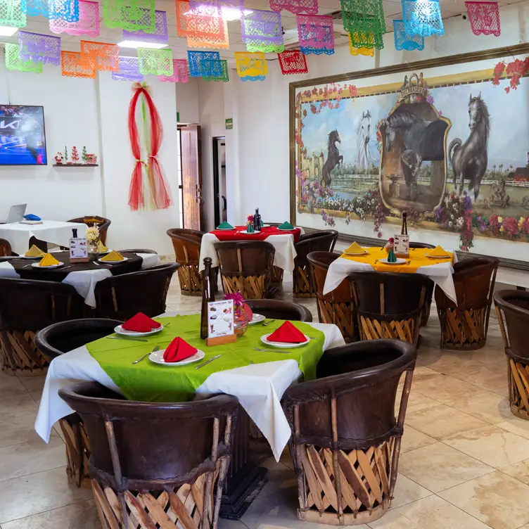 Parte de adentro del restaurante con A/C - Herradero, Cabo San Lucas, BCS