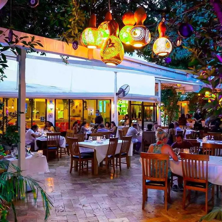 Mediterranean restaurant in Miami Beach - Babylon Mediterranean Restaurant, Miami Beach, FL