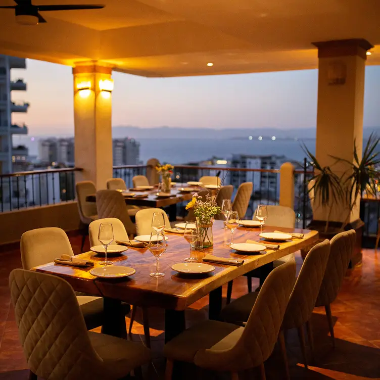 Disfruta una cena inolvidable en Serrano’s Grill - Serrano’s Grill Altavista JAL Puerto Vallarta