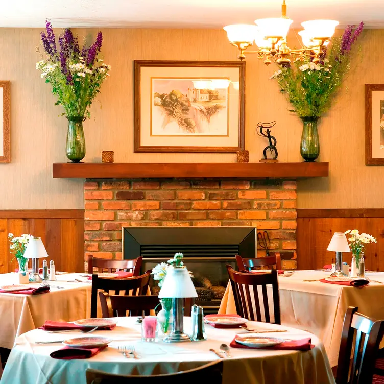 Main dining room with fireplace - Hitching Post II CA Buellton