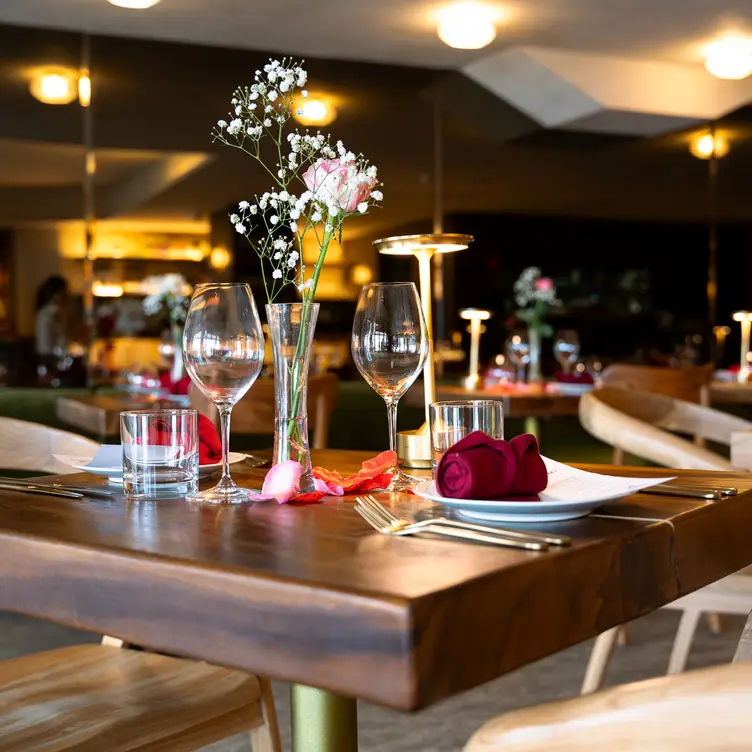 Elegant dining, Modern Australian in Collaroy - Hedonist AU-NSW Collaroy