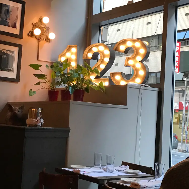 Cafe Un Deux Trois, New York, NY