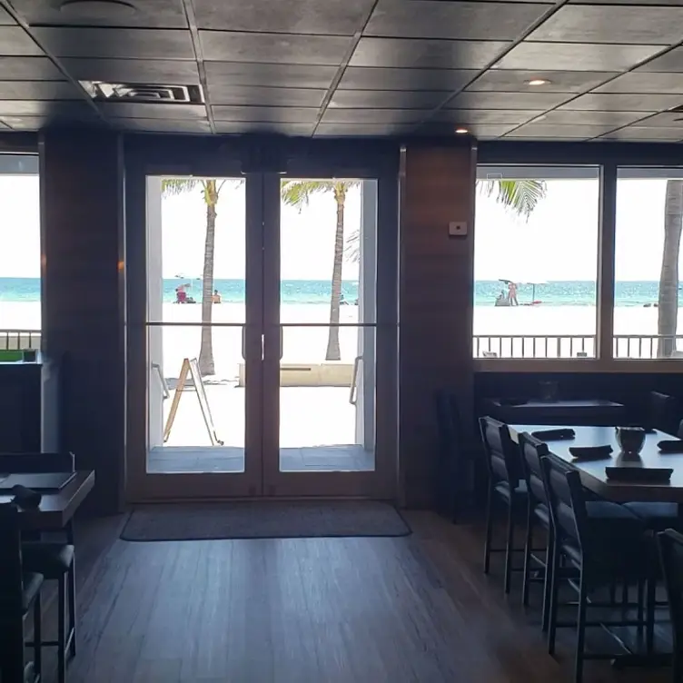 Alvin's on the beach.,LLC, Hollywood, FL