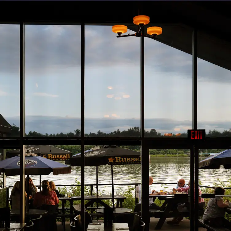 KINGFISHERS WATERFRONT BAR & GRILL��，BCMaple Ridge