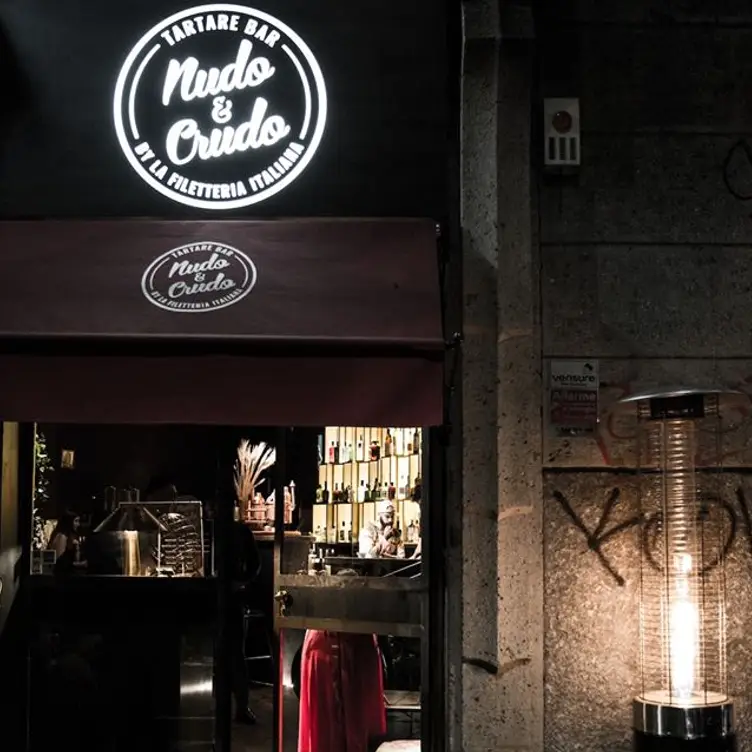 Nuda e Cruda, Milan, Milan