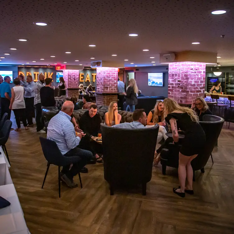 The 1911 Lounge, Medicine Hat, AB