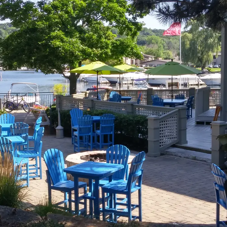 Waterfront Dining Patio - The Waterfront at The Abbey Resort，WILake Geneva