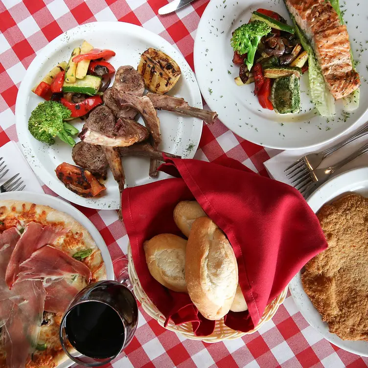 Trattoria La Villetta Restaurant / #CanadaDo / Best Italian Restaurants in Quebec