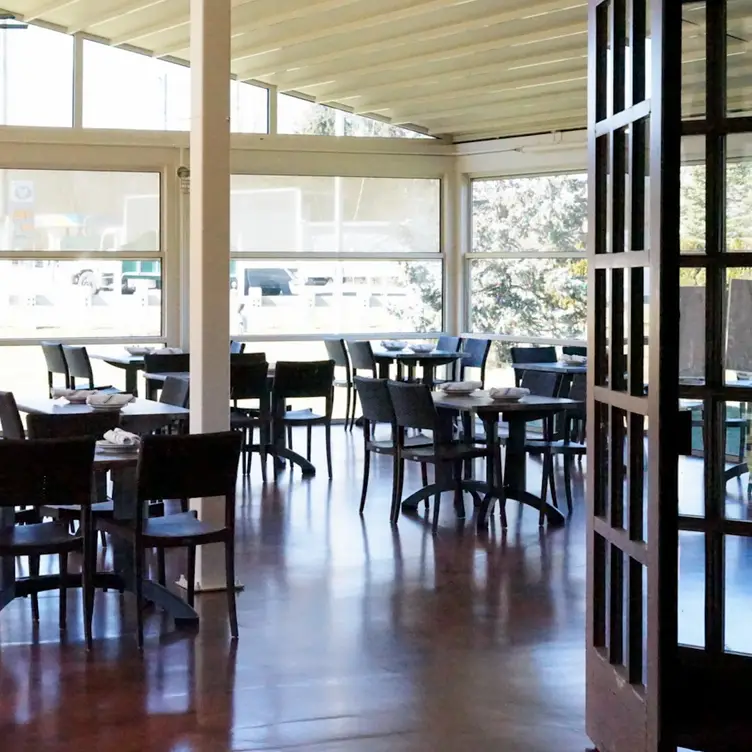 Indoor Patio with shades - Ruggero's Wading River，NYWading River