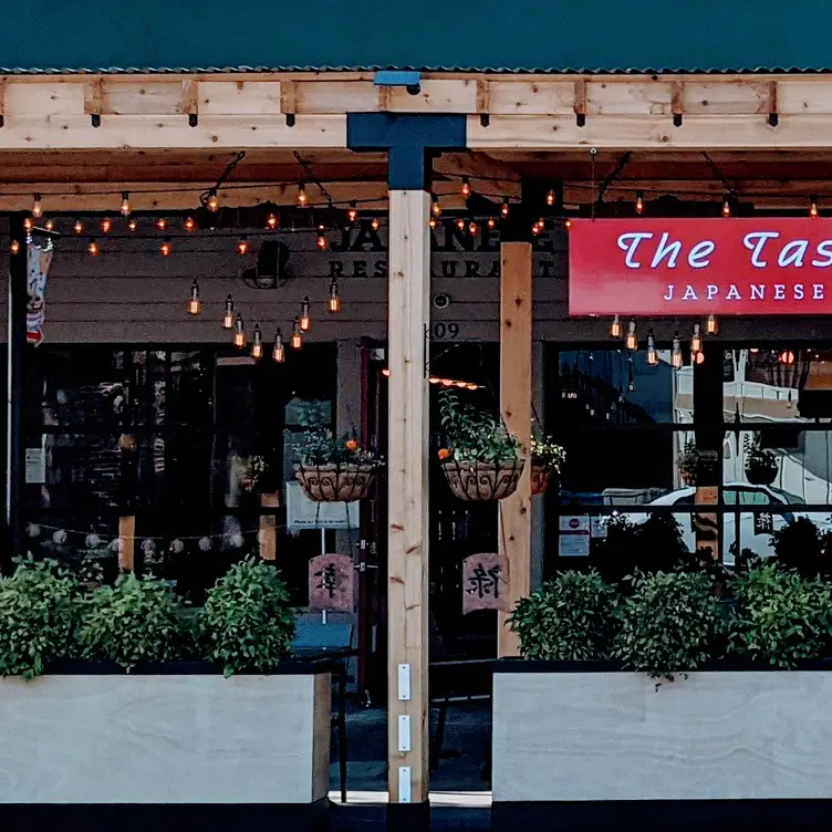 Front view of The Taste of Tea's outdoor dining. - The Taste of Tea CA Healdsburg