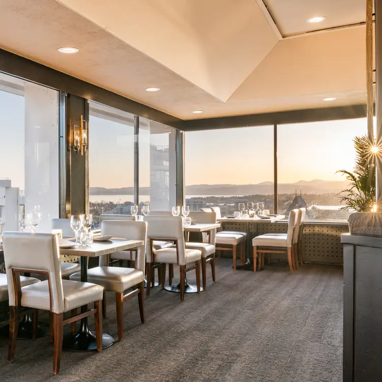 Spectacular sunset dining - Vista 18 Restaurant + Lounge, Victoria, BC