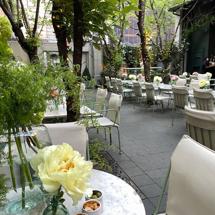 Breakfast in Paris-Oolong Black Tea Scented with Fruits & Flowers of Secret  Parisian Gardens