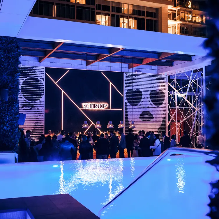 St. Trop, a rooftop oasis in the heart of the city - St. Trop - Waldorf Astoria Dubai DIFC, Dubai, Dubai