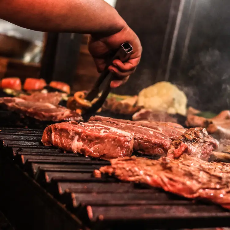 Carbón Parrilla de Barrio - Galerias Santa Anita，JALTlajomulco de Zuñiga