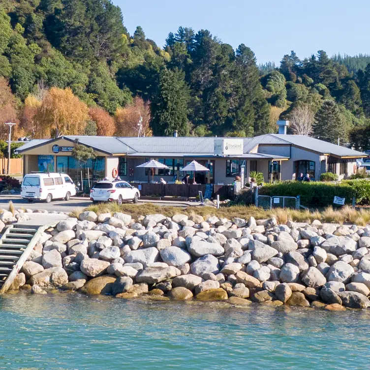 Waterfront - Fresh - Local - Hooked On Marahau，TasmanMarahau