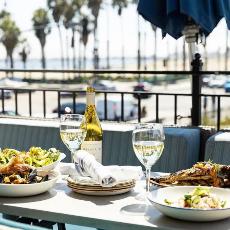 Ocean view dining at Bluewater Grill. - Bluewater Grill - Santa Barbara，CASanta Barbara