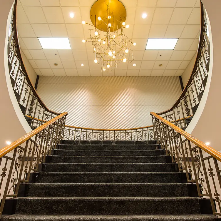 The Grand Staircase - The Madison Concourse Hotel，WIMadison