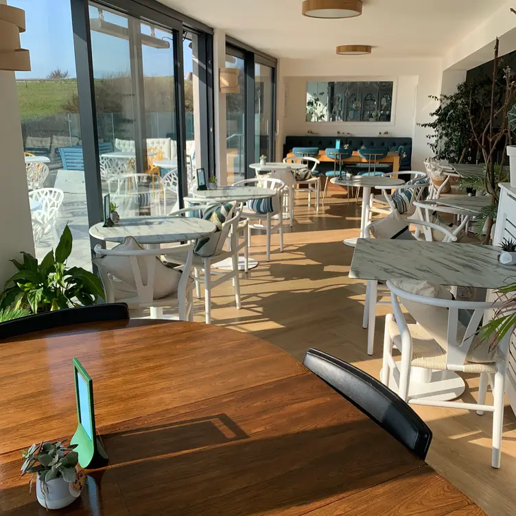 Beach-view dining - Porth Beach Hotel and Restaurant，CornwallNewquay