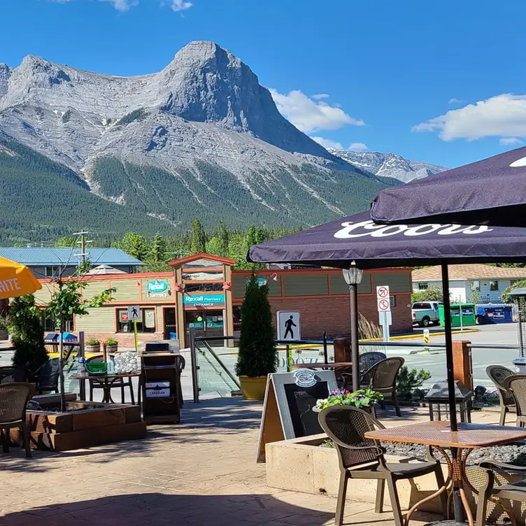 The Wood Restaurant & Lounge，ABCanmore