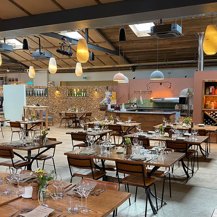 The Farm Table - field, fire, ferment - The Farm Table – Darts Farm，DevonExeter