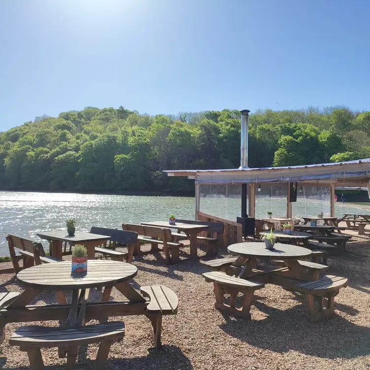 Outdoor waterside seating at The River Shack - The River Shack，DevonTotnes