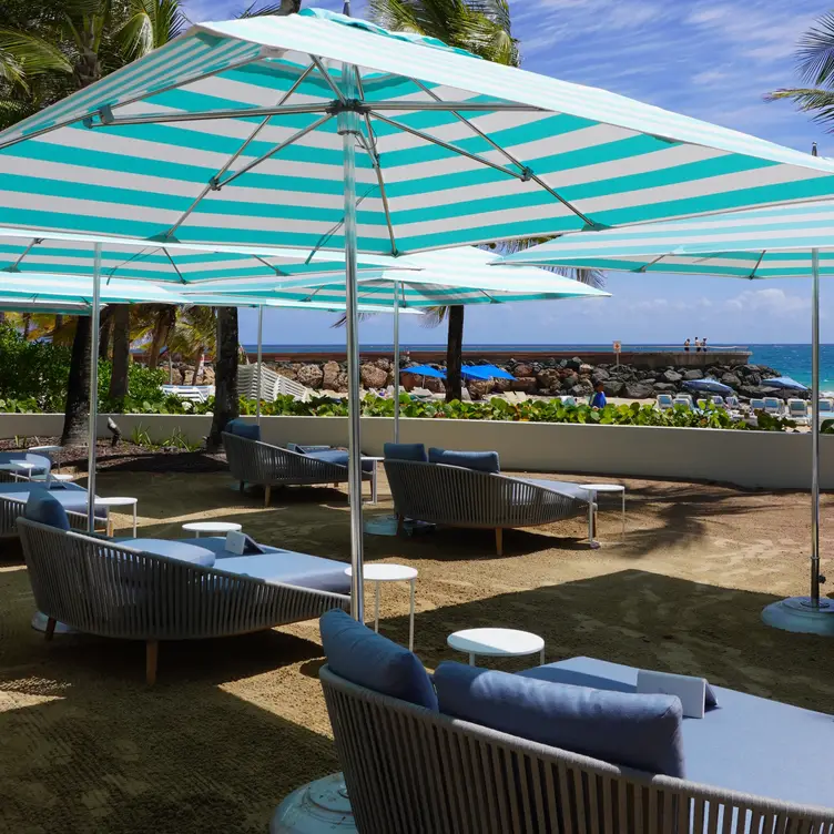 Beachfront Sereno Lounge with infiinty pool access - Sereno Lounge, San Juan, PR