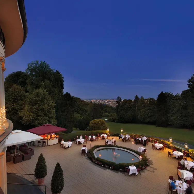 Restaurant-Terrasse mit Skyline-Blick - Landgut Falkenstein, Königstein im Taunus, HE