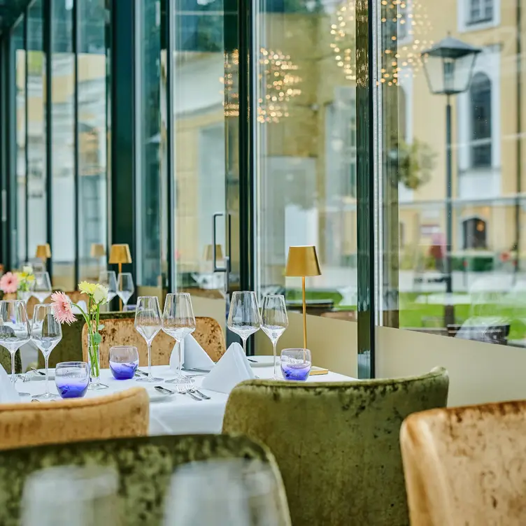 Wintergarten mit Blick auf den Kapellplatz - Hotel Zur Post Altötting，BYAltötting