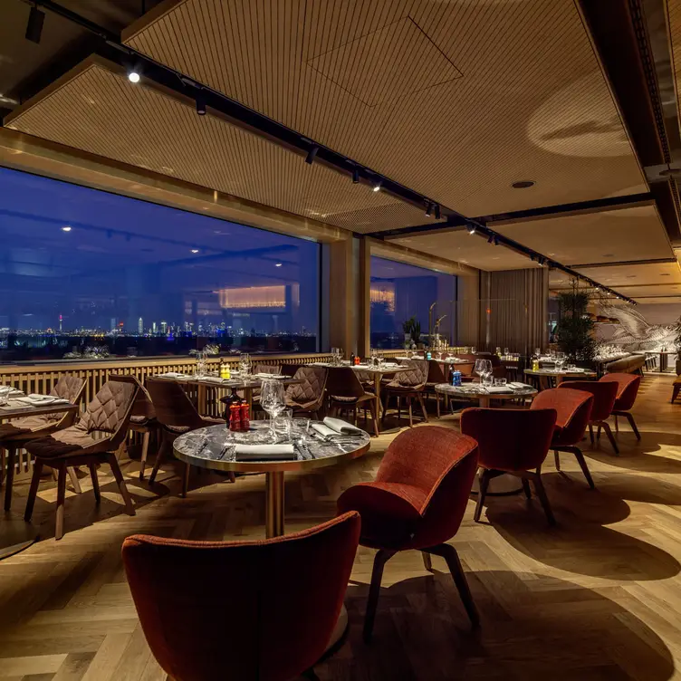 Sitzbereich mit Blick auf die Skyline Frankfurt. - THE ROOF - Frankfurt，HEFrankfurt am Main