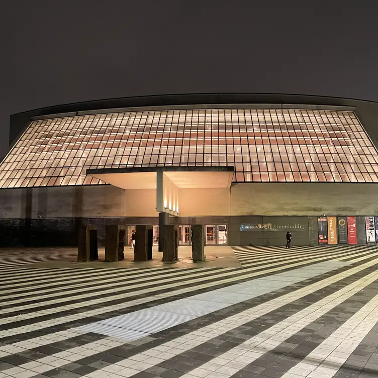 Dal Milanese "Teatro Arcimboldi”，Citta Metropolitana di MilanoMilano