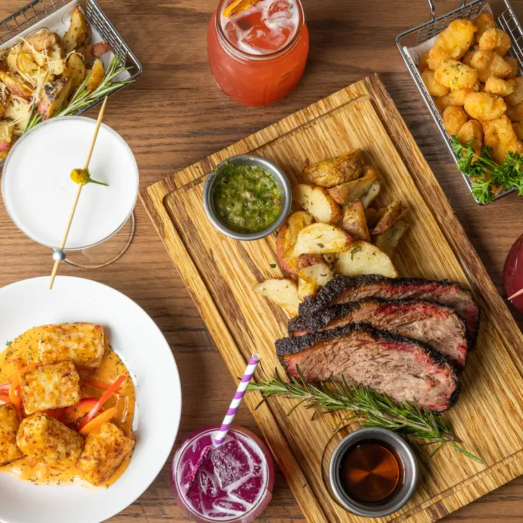 Southern Inspired Cuisine, Live Music, Cocktails - GoldCoast Social，ILChicago