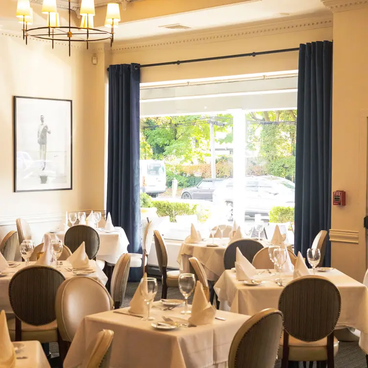 Dining Room - La Coquille, Manhasset, NY