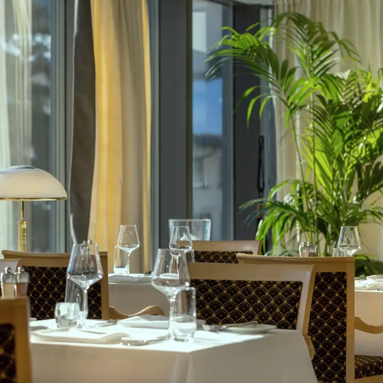 Elegant and refined seating with panoramic view - Panorama Restaurant, Davos, Graubunden