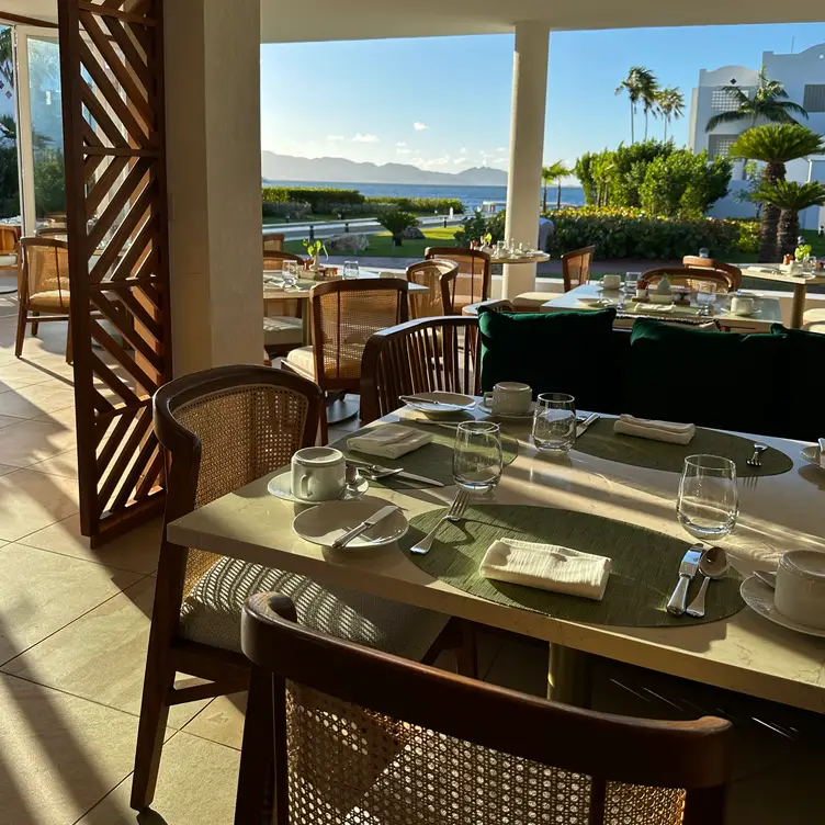 Leisurely breakfast &amp; family-style suppers - Chef's Table - Aurora Anguilla Resort, Rendezvous Bay, Anguilla