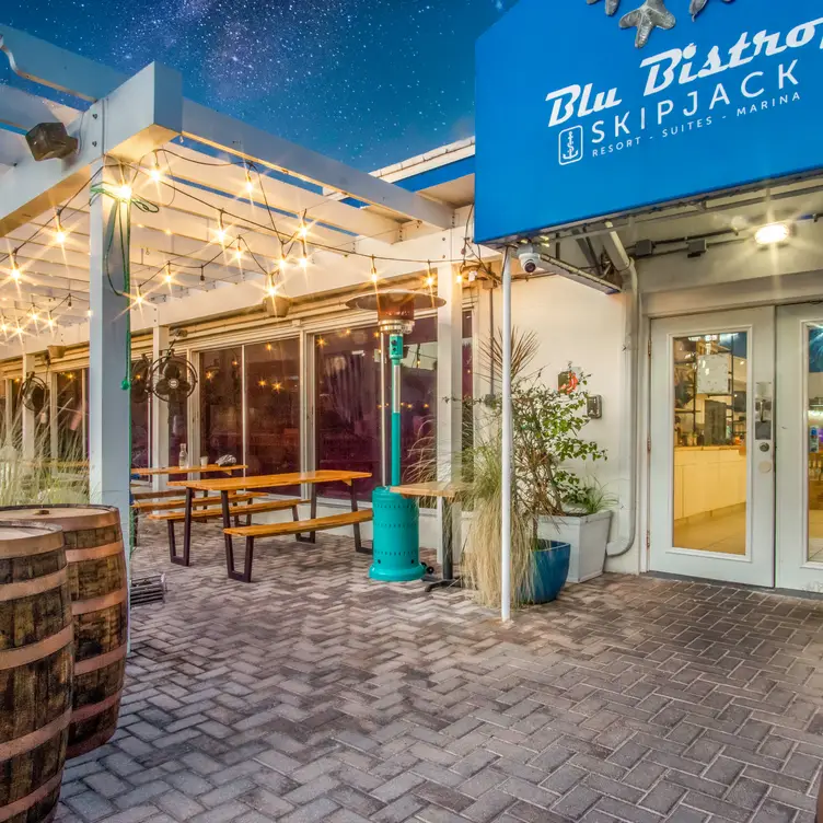 Out door poolside dining - Blu Bistro, Marathon, FL