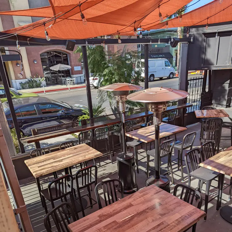 Outdoor Patio at NOLA on 5th - NOLA on 5th，CASan Diego