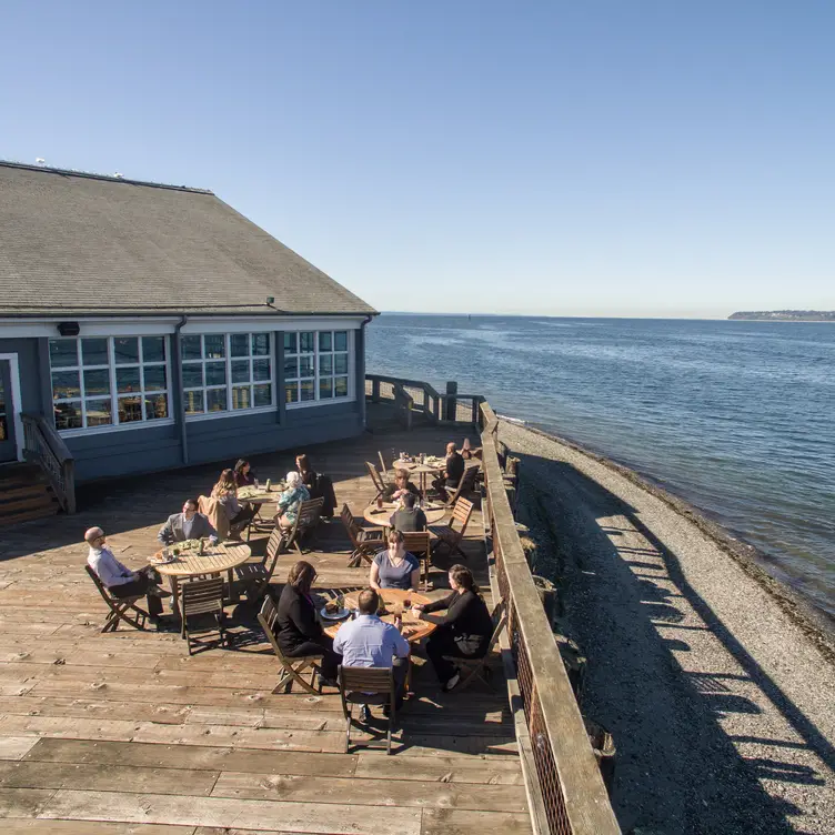 Seaside dining at Packers Kitchen + Bar - Packers Kitchen + Bar WA Blaine