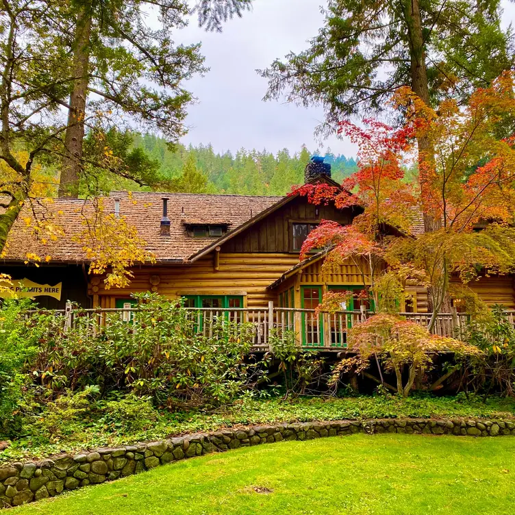 Weasku Inn historic lodge - Weasku Inn OR Grants Pass