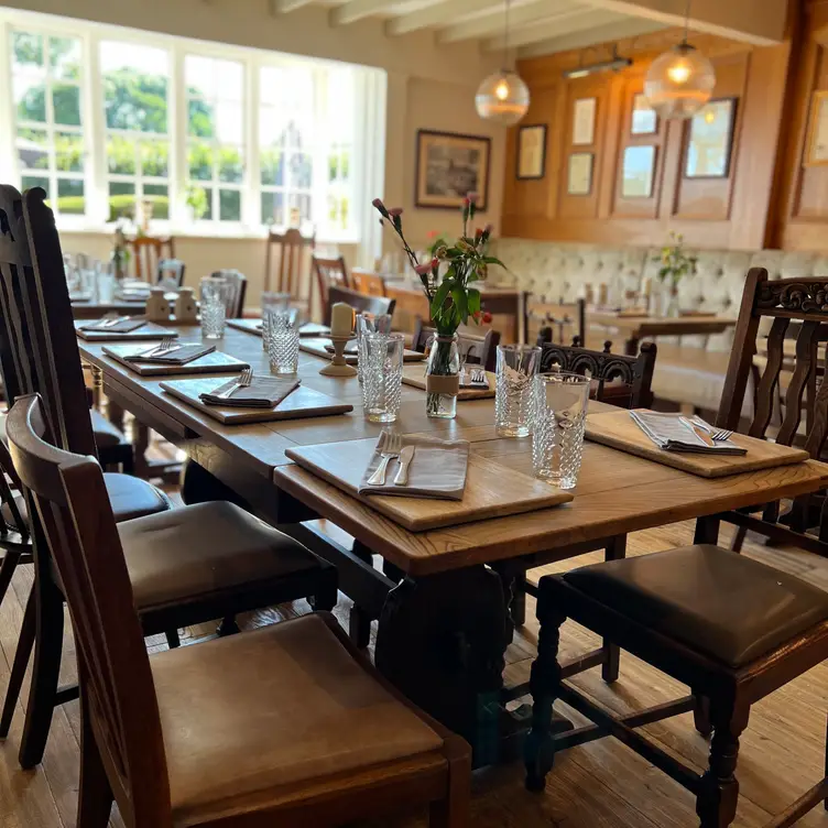 Country Pub &amp; Dining Rooms, Friendship &amp; Beer - Snowdrop Inn West Sussex Haywards Heath