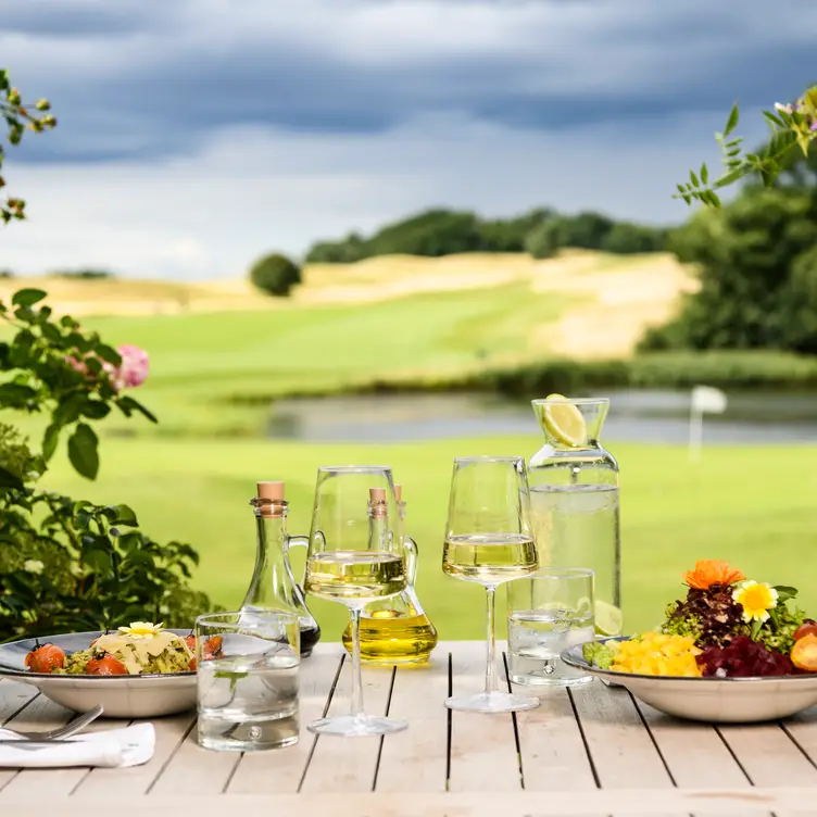 Sommerterrasse - Schön, nicht nur für Golfer! - RESTAURANTkranichhaus - WINSTONgolf, Gneven, MV